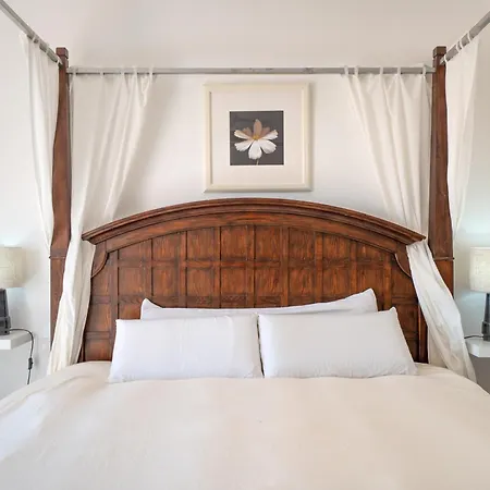 Chic 3br Townhouse On The With Pool And Garage Apartamento