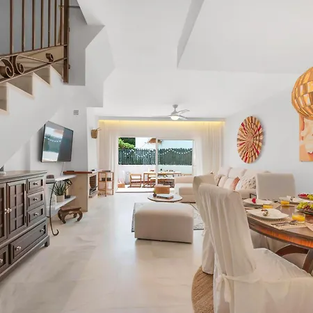 Chic 3br Townhouse On The With Pool And Garage Apartamento *