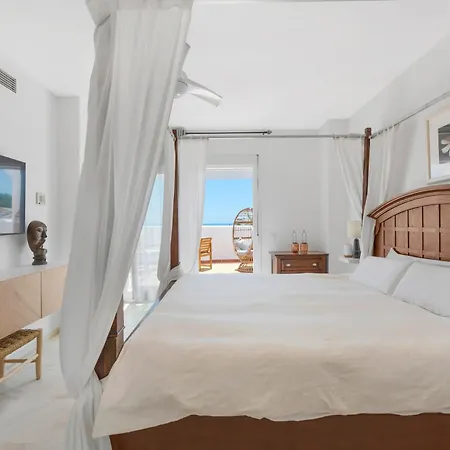 Chic 3br Townhouse On The With Pool And Garage Estepona