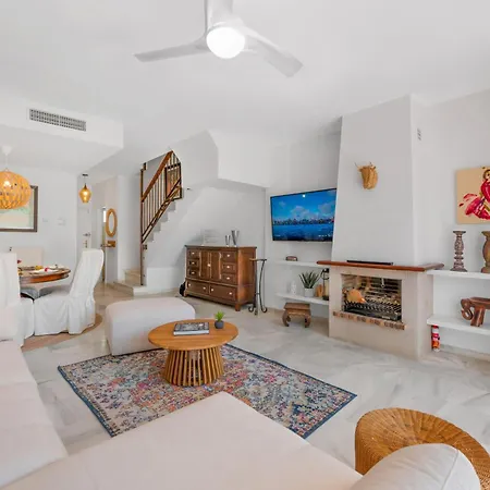 Chic 3br Townhouse On The With Pool And Garage Apartament Estepona