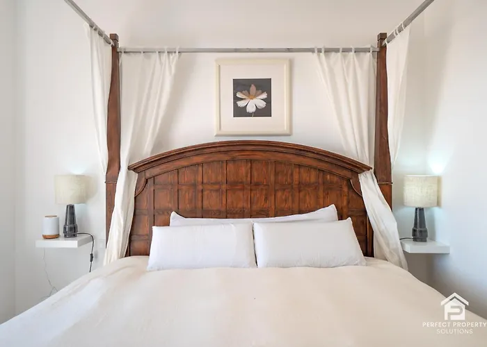 Chic 3br Townhouse On The With Pool And Garage Apartamento