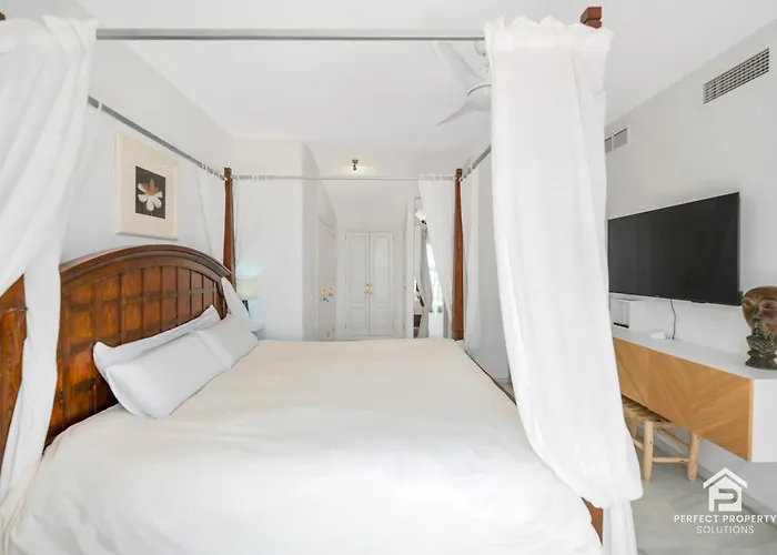 Chic 3br Townhouse On The With Pool And Garage * Estepona