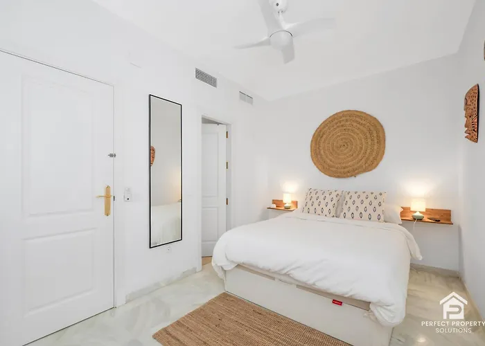 Chic 3br Townhouse On The With Pool And Garage Apartamento Estepona