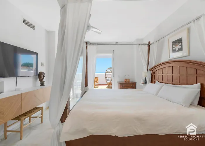 Chic 3br Townhouse On The With Pool And Garage Estepona