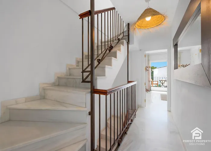 Chic 3br Townhouse On The With Pool And Garage Apartment *