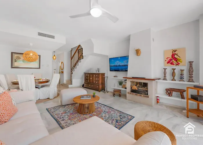 Chic 3br Townhouse On The With Pool And Garage Apartamento Estepona