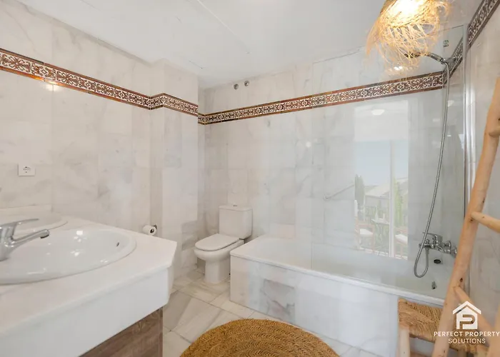 Chic 3br Townhouse On The With Pool And Garage شقة إِستيبونا