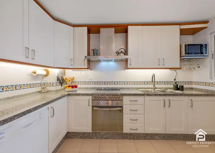 Chic 3br Townhouse On The With Pool And Garage شقة