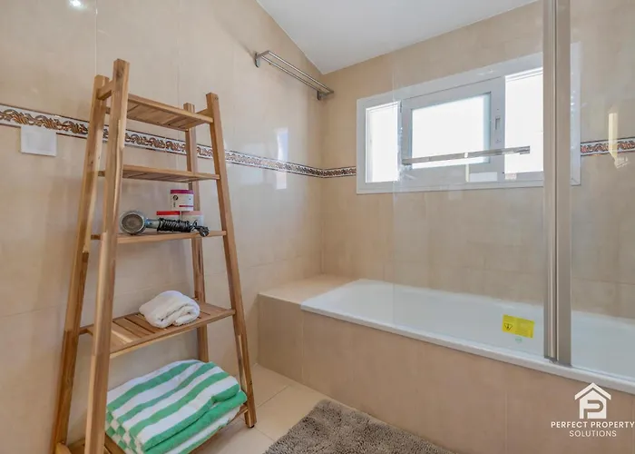 Chic 3br Townhouse On The With Pool And Garage شقة إِستيبونا