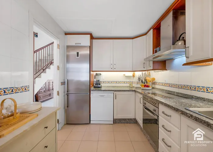 Chic 3br Townhouse On The With Pool And Garage إِستيبونا